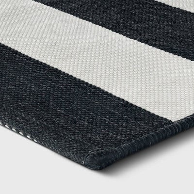  2'x3' Indoor/Outdoor Reversible Scatter Rug Black/White - Threshold™